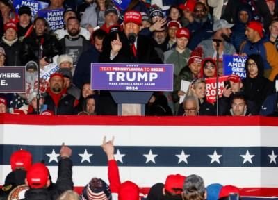Trump Praises Crowd For Not Fleeing During Rally Shooting