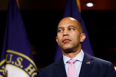 Jeffries steps back from ouster calls