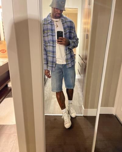 Dekaylin Metcalf Showcases Fashion Flair In Mirror Selfies