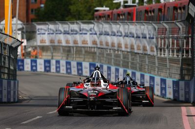 London E-Prix: Wehrlein takes Formula E championship lead into finale with victory