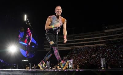 Chris Martin Dedicates Song To Taylor Swift During Concert