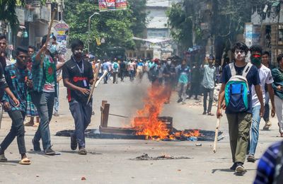 Who were the Razakars and why are they central to Bangladesh protests?