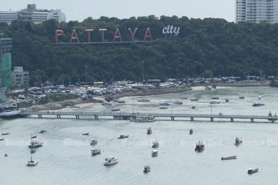 Hong Kong policeman dies after falling off Pattaya songthaew