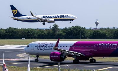 Airlines may have to disclose carbon impact of individuals’ flights under new UK policy