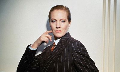 Victor/Victoria: Julie Andrews is outstanding as a woman dressed as a man dressed as a woman