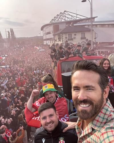 Ryan Reynolds Graciously Takes Photos With Enthusiastic Fans At Event.