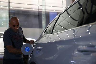 In Fuel-guzzling Saudi Arabia, Electric Cars Pique Interest