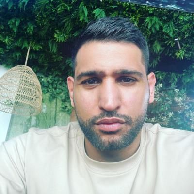 Amir Khan Exudes Confidence And Style In Classic Selfie Moment