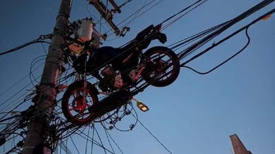 A Hot-Air Balloon Crash-Landed, Dragged a Motorcycle Perfectly Onto a Telephone Wire