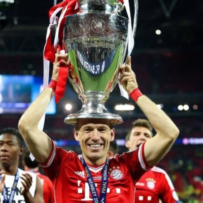 Celebrating Victory With Arjen Robben: A Legendary Post-Match Performance