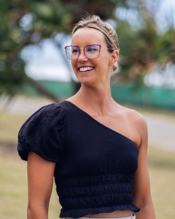 Emma Mckeon's Stylish Black And White Outfit