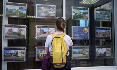 Soaring UK mortgage rates have pushed 320,000 adults into poverty, thinktank says