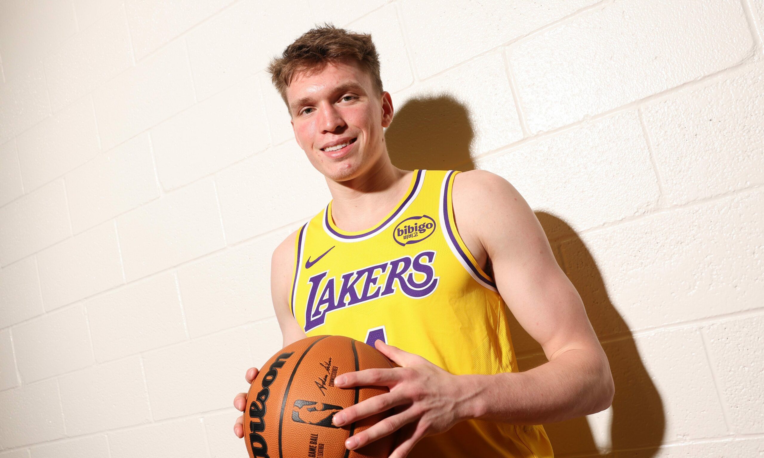 How Would Lakers Rookie Dalton Knecht Describe His…