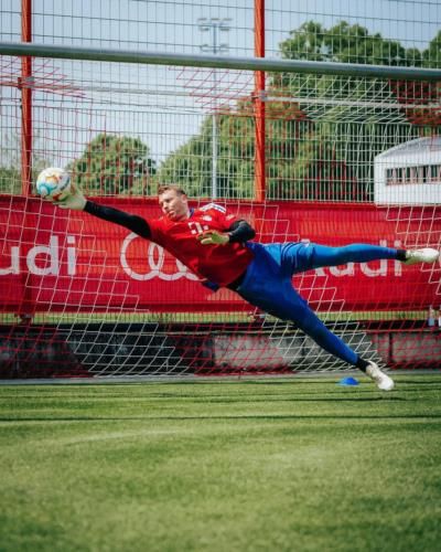 Manuel Neuer Training In Red And Blue Football Attire