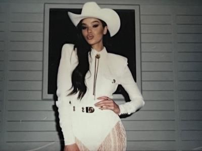 Hailee Steinfeld Stuns In Elegant White Outfit And Hat