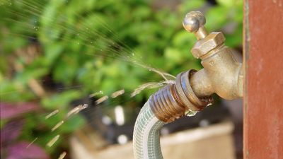 How to stop a hose from leaking at the faucet – easy insider tips from plumbers