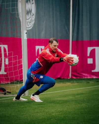 Manuel Neuer Prepares Vigorously For Upcoming Football Match