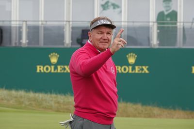 Watch: Pro whiffs putt from inches away at major championship