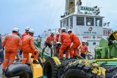 Divers Attempt To Reach Sunken Philippine Oil Tanker