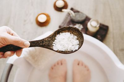 Why this neuroscientist swears by bathing in $30 magnesium flakes to reduce stress and boost mood
