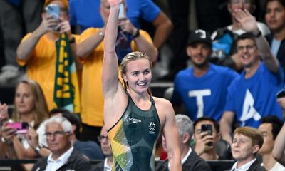 Ariarne Titmus sees off McIntosh and Ledecky on golden night in the pool for Australia