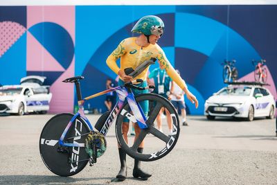 Luke Plapp crashes in wet Olympic Games time trial, has abdominal surgery overnight