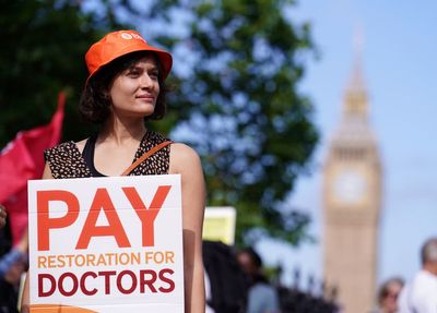 Junior doctors offered 22% pay rise to head off strikes