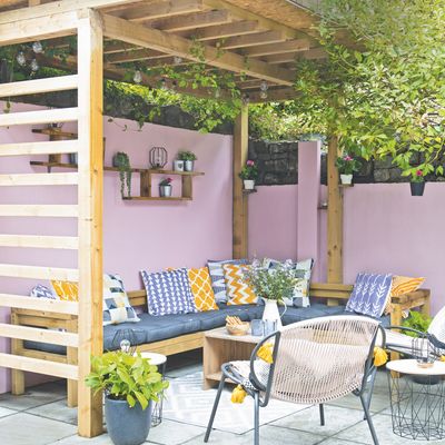 I'm a professional stylist - these are my 6 favourite pergola styling tricks for adding colour and character