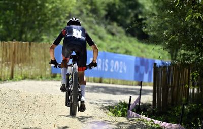 Tom Pidcock overcomes puncture and goes from chaser to champion in epic Olympic mountain bike battle