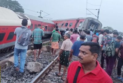 Howrah-Mumbai mail derails in Jharkhand; 2 killed, 20 injured