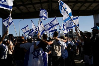 Israeli protesters storm military base after soldiers held over Palestinian prisoner abuse