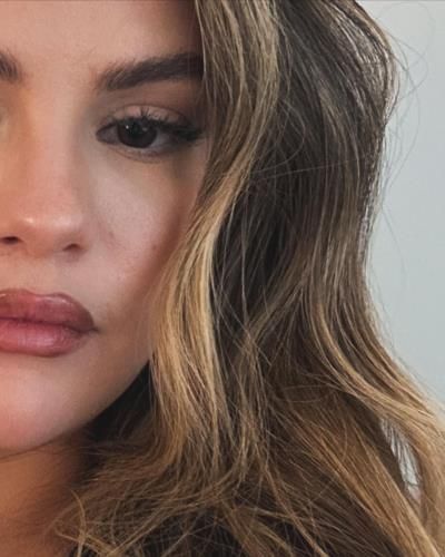 Selena Gomez Shares Makeup-Free Selfies, Shuts Down Plastic Surgery Rumors