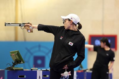 7 photos of South Korean sniper Kim Yeji looking like an action movie star while winning the silver medal