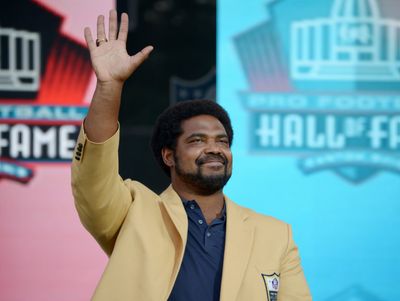 Ravens Hall of Famer Jonathan Ogden feels the love while visiting training camp practice