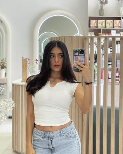 Sabina Hidalgo Stuns In Stylish Mirror Selfie With Fresh Look