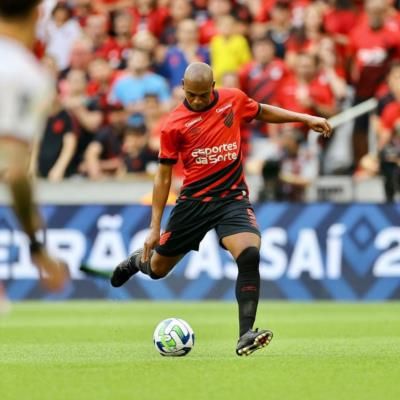 Fernandinho's Dynamic Performance Shines In Intense Football Match