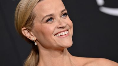 Reese Witherspoon's gold and white jewellery blend just elevated her simple striped blue shirt to another level of gorgeous