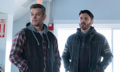 The Instigators review – Matt Damon and Casey Affleck can’t save underpowered heist comedy