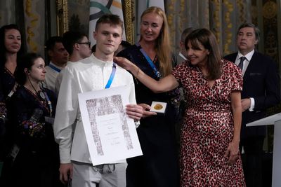 Paris mayor honors Ukrainian Olympic athletes in solidarity during war