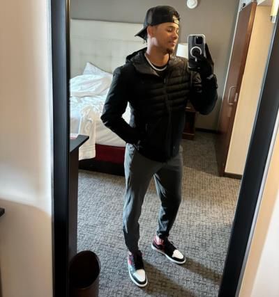 Sergio Alcántara Flaunts Stylish Look In Mirror Selfie