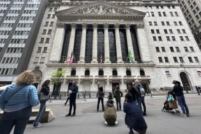 US Economy Weakens As Interest Rates Stay