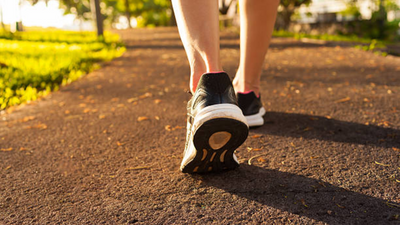 Doing these 5 movements while walking tones muscles, promotes weight loss
