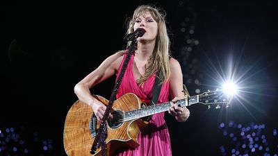 “I just wanted this to sound good for you guys…” Taylor Swift finds out why wireless in-ear and guitar packs shouldn’t touch – in the middle of a stadium show