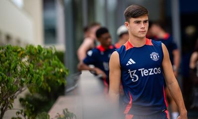 Ten Hag tips 17-year-old left-back Amass to break into Manchester United squad