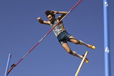 Armand Duplantis Qualifies For Pole Vault Final With Ease