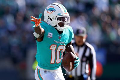 Tyreek Hill, Dolphins agree to restructured 3-year contract