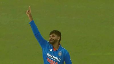 Watch: Shreyas Iyer's gun throw to run out Kamindu Mendis in India-Sri Lanka 2nd ODI