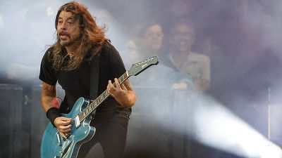 “I only played the drums on that song”: Foo Fighters cover Tenacious D but Dave Grohl forgets the words