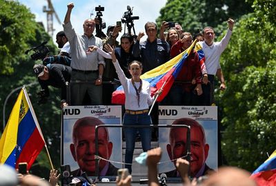 Venezuela opposition leaders urge army and police to abandon Nicolás Maduro