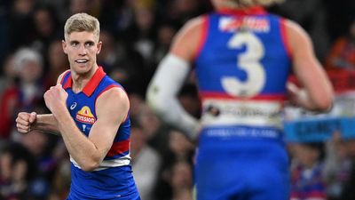 Bulldogs in no rush for English to make contract call